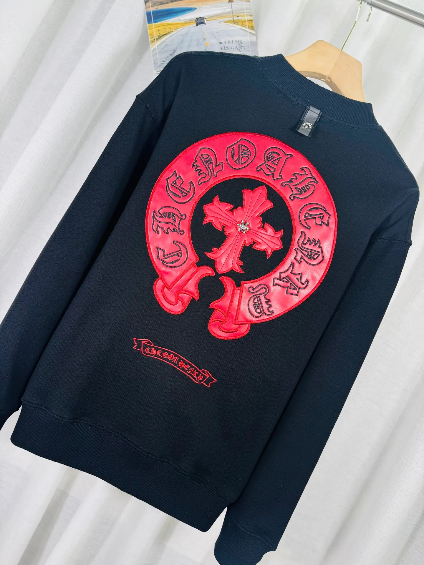 P240 top version, real shot without P, ​​different from market currency) 𝗖𝗵𝗿𝗼𝗺𝗲 𝗛𝗲𝗮𝗿𝘁𝘀/Cro Heart 2025 Washed Leather Embroidery Autumn and Winter New Original Single Counter American Laser Burnt 3D Three-dimensional Color Embroidered Couple Casual Sweater 👑The highest version! Customized fabric 420g tripe terry fabric! American acid-washed and distressed original fabric, laser burnt pattern ✟Skin embroidery, exquisite embroidery of letters! The best-selling model in the counter, very comfortable to wear. Accessories: original molded and authenticated collar label➕100% silk wash label. Genuine purchase-grade original hangtag➕matching hanging rope➕3D hanging beads➕original packaging bag. Craftsmanship: The original version has consistent wiring! The highest version of the armhole matching technique! Color: Red Black Size: S M L XL Style No.: 9322